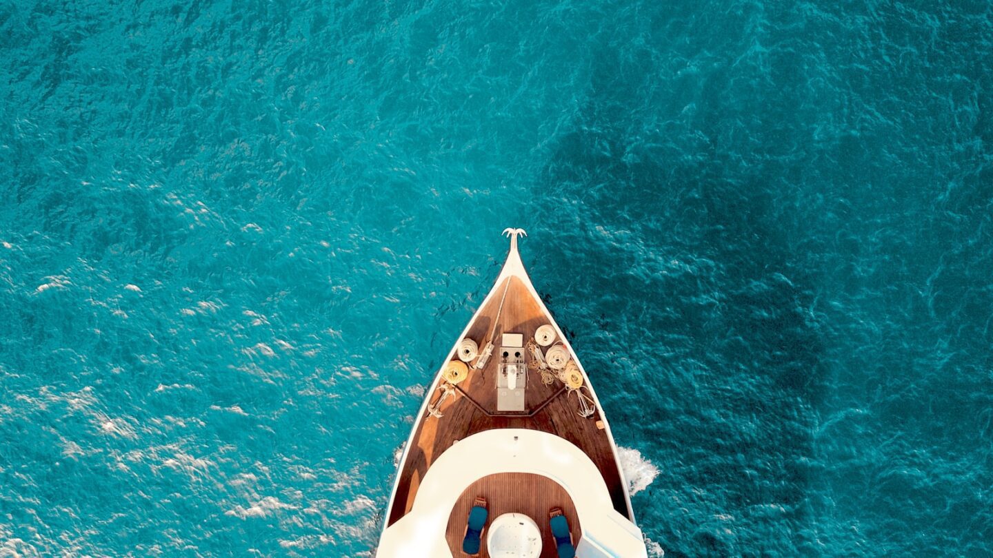 birds eye photography of boat on the sea