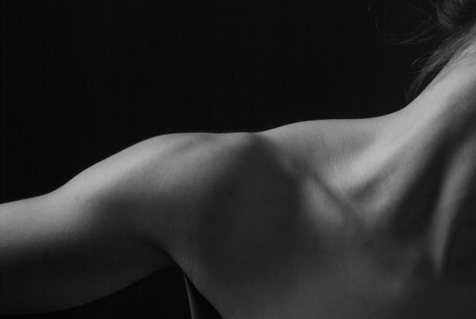 greyscale photo of woman's shoulder