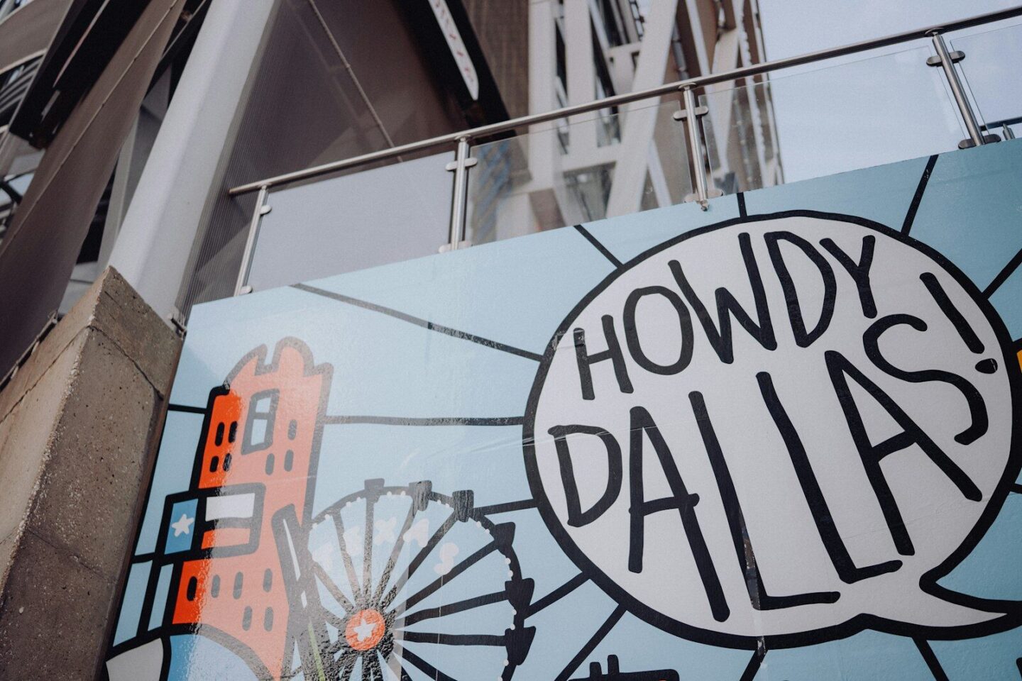 a mural saying 'Howdy Dallas' on the side of a building